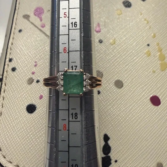 Elegant 10k rose gold emerald and diamond ring - Picture 2 of 10